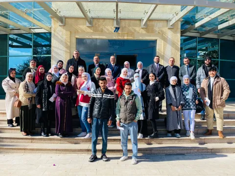 وفداً من جامعة الزرقاء يزور بورصة عمان